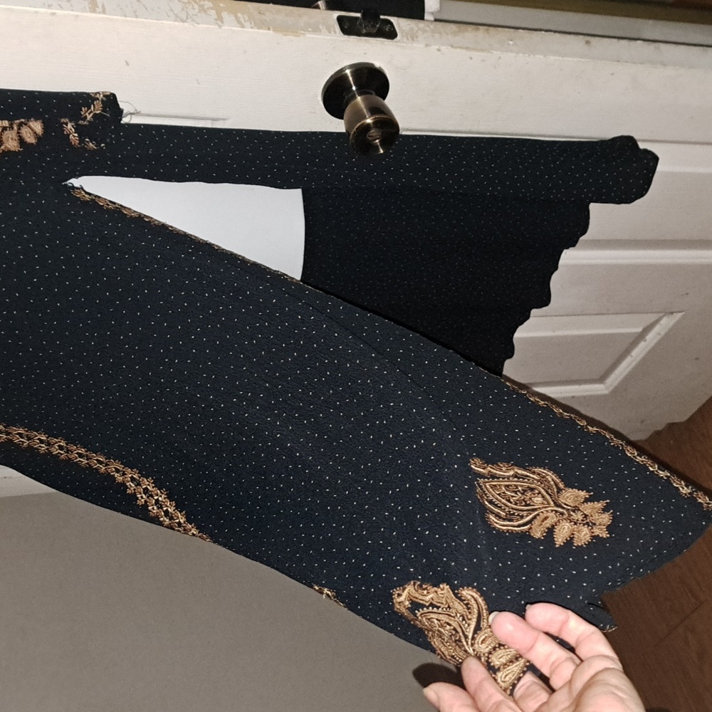 Elegant Embroidered Tunic - Picture 5 of 7
